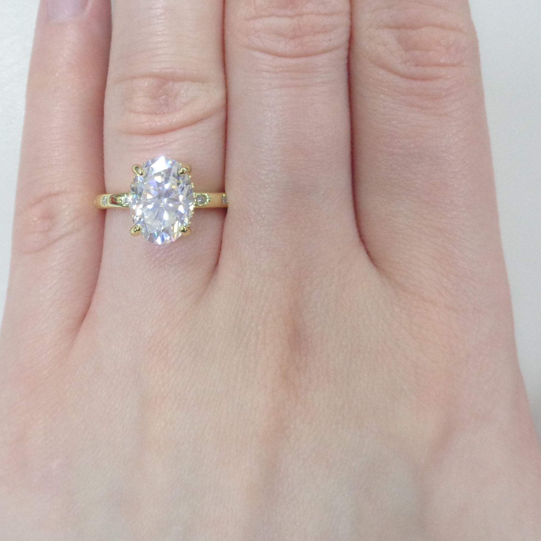 Серебряное кольцо с муассанитами